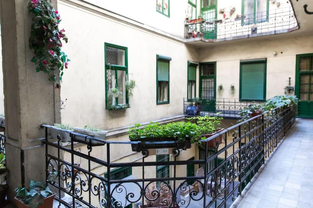 Central Budget Lofts Leilighet Budapest Eksteriør bilde